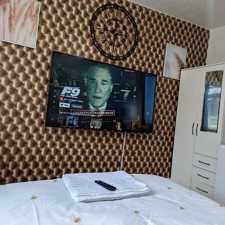 The Saxon Rooms Barking  Bagian luar foto