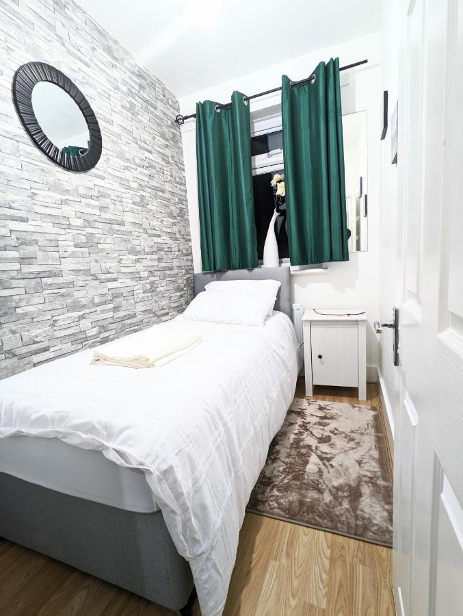 The Saxon Rooms Barking  Bagian luar foto